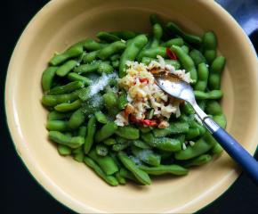 将油淋入碗中，放陈醋，小麻油，鸡精。