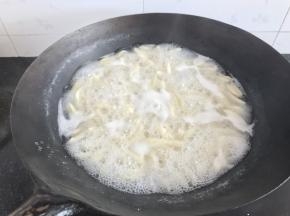 所有的面疙瘩剪好后，开大火煮，等面疙瘩都浮起来了说明已经煮好了