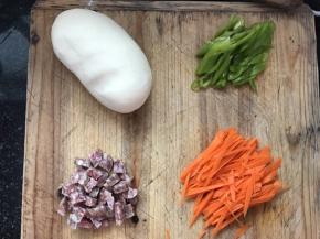 将胡萝卜，辣椒切成丝，香肠切成丁