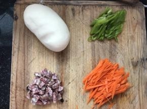 将胡萝卜，辣椒切成丝，香肠切成丁