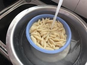 用凉水冲一会，沥干备用