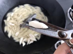 然后用剪刀剪细长的一块，刚好两头尖中间粗