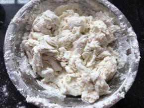 首先面粉中加少许盐，加入水搅拌成絮状（水慢慢加，不要一次性加完）