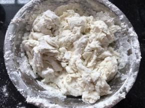 首先面粉中加少许盐，加入水搅拌成絮状（水慢慢加，不要一次性加完）