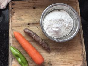 准备面粉、辣椒、台湾烤肠、胡萝卜（台湾烤肠是自制的，可以用普通香肠代替）