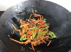 锅中放适量的油，倒入切好的材料，加入少许盐翻炒到活萝卜熟了