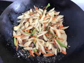 然后加入煮好的面疙瘩，再加入盐和生抽翻炒几下就可以出锅了