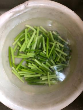 锅里放一锅水，加少量油煮开，洗净的蒜苗段放入焯水1分钟左右，捞出立即放入凉水中降温，备用。