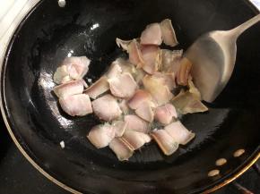 锅里烧热，放少量油，倒入咸肉翻炒，炒至咸肉变黄色，出了很多油就可以了！