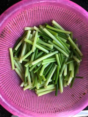 蒜苗用手折成一小段一小段，也可以用刀切。洗净。