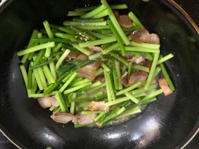 加入少许鸡粉翻炒均匀就可以出锅了！