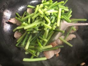 倒入过完凉水的蒜苗，加一勺盐翻炒均匀。