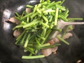 倒入过完凉水的蒜苗，加一勺盐翻炒均匀。