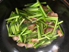 翻炒均匀后加入一碗清水，盖上锅盖焖煮一会，差不多水开了就可以了！时间不要太长。