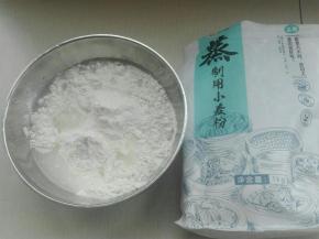 面粉加水混合（新良蒸制小麦粉吸水性非常强，具体根据自己面粉）