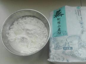 面粉加水混合（新良蒸制小麦粉吸水性非常强，具体根据自己面粉）