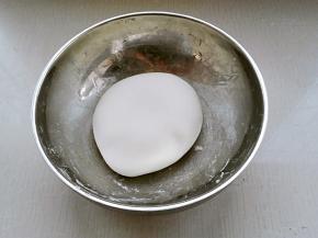 揉成光滑面团，醒发20分钟