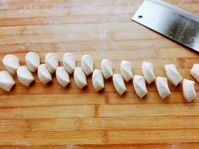 搓成长条，切成均等小剂子（平时包饺子的剂子大小）