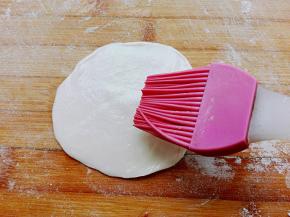 取一个剂子表面刷层玉米油，一定要表面全部都刷上油哈