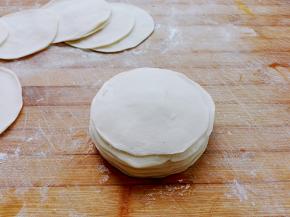 依次刷油摞起来（我做了12个一摞）