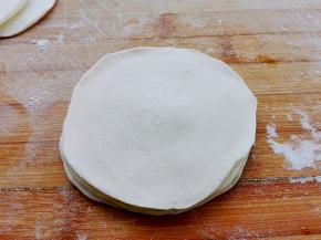 再放入一个饺子皮，同样表面刷层油