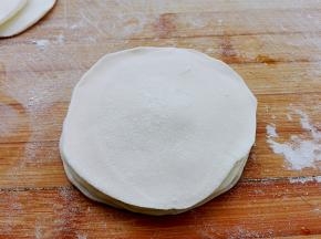 再放入一个饺子皮，同样表面刷层油
