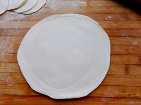 用擀面杖擀成薄片