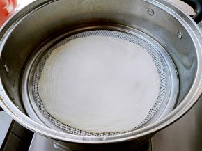 蒸锅提前烧开，擀成薄片的一摞饺子皮，放入蒸锅中，大火蒸制12分钟