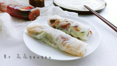 摸酱，放入自己喜欢的菜肉等，卷起来