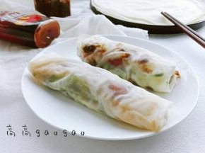 摸酱，放入自己喜欢的菜肉等，卷起来