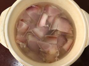 咸肉切成片，放入开水中浸泡15分钟左右！捞出洗净沥干水分。