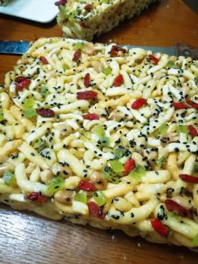 平盘先垫一块油纸，方便易取出。上面盖一块油纸有力压紧