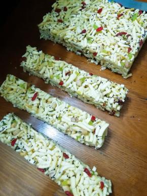 等凉了用菜刀切开一块块