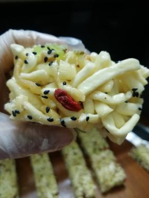 我有的大杏仁有咸味，加上熬糖浆也有2克盐。所以这个方子是不太甜的。合适我口味！喜欢甜的可以在熬糖浆部分不加盐。