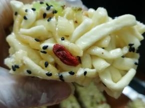 我有的大杏仁有咸味，加上熬糖浆也有2克盐。所以这个方子是不太甜的。合适我口味！喜欢甜的可以在熬糖浆部分不加盐。