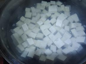 豆腐切小块，锅里烧开水，下豆腐煮两分钟。