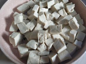 煮好捞出过凉水然后控干。