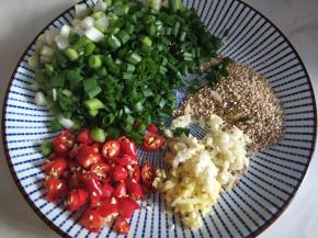 准备好葱姜蒜，熟芝麻，小葱，小米椒。