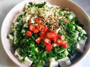 热油浇在上面，香味就出来了。