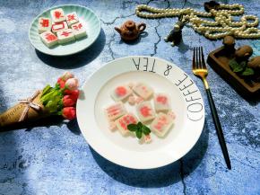 这个是煮熟的，颜色有点退了 属于正常额。