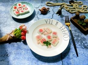 这个是煮熟的，颜色有点退了 属于正常额。