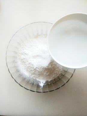 将糯米粉倒入干净的碗中