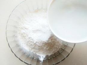 将糯米粉倒入干净的碗中