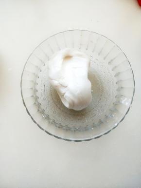 揉搓好的面团盖上保鲜膜备用