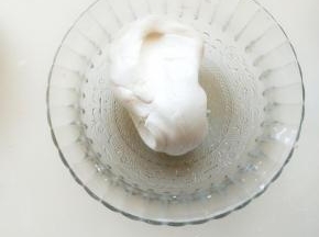 揉搓好的面团盖上保鲜膜备用