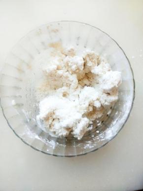 加入烫水，揉搓均匀，水量根据面团来看，可以适当增减水。