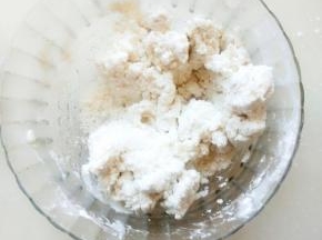 加入烫水，揉搓均匀，水量根据面团来看，可以适当增减水。