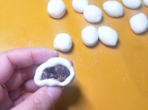 选馅料的时候一定不要太稀，那样不好包。