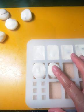 包好之后将包好的汤圆放入模具当中，按压平整，