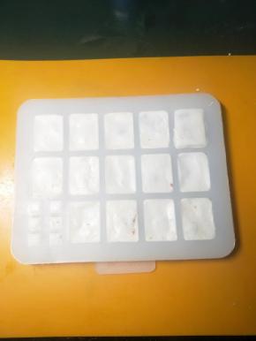 这里记住包好之后的汤圆不要沾糯米粉防粘，这样非常容易开裂，直接放到模具里就可以了，按压好之后放到冰箱冷冻2小时以上。我用的这个模具是小号的，尺寸不一样原材料就要增减。